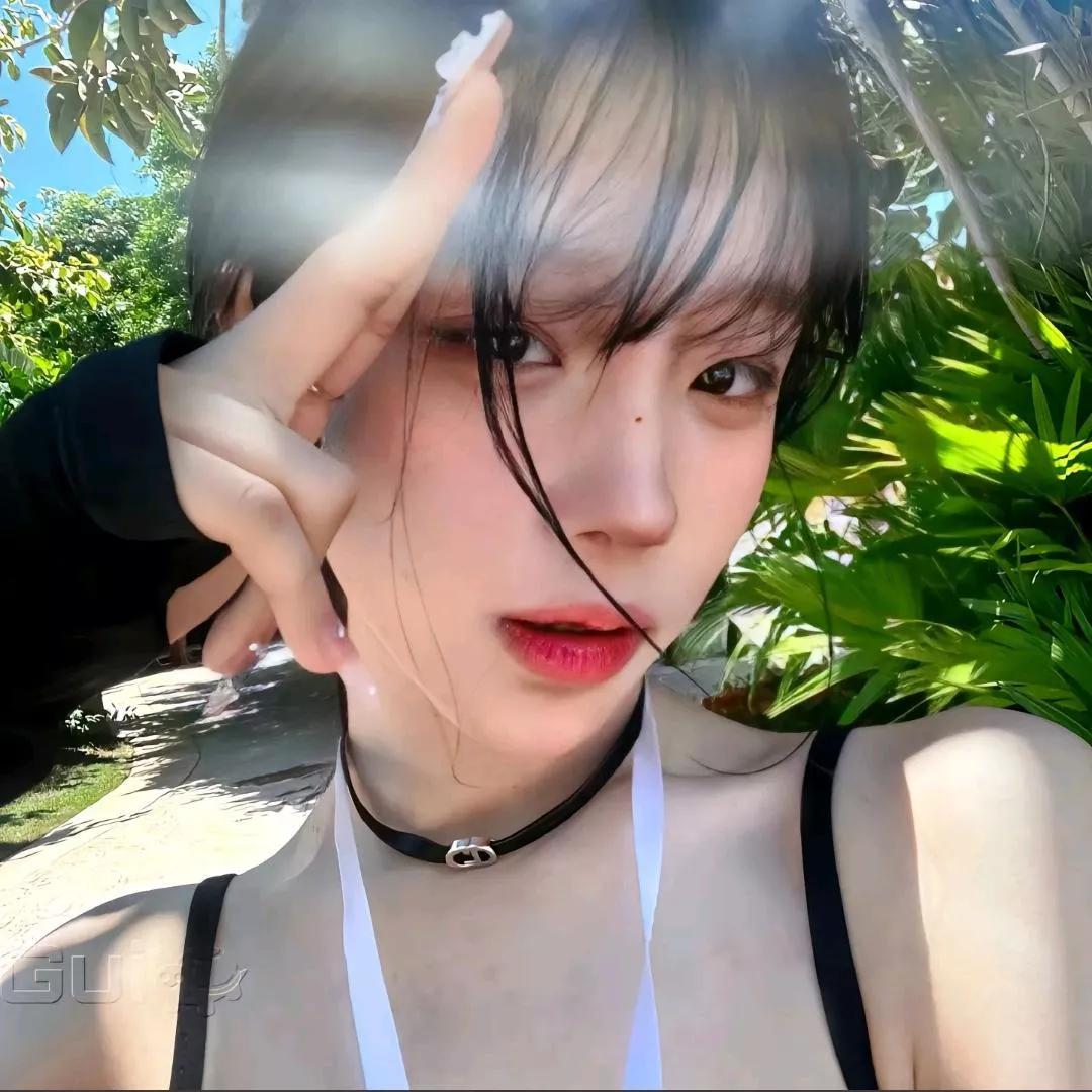 阳光明媚，少女甜美微笑，绿叶作背景，拍照姿势俏皮可爱