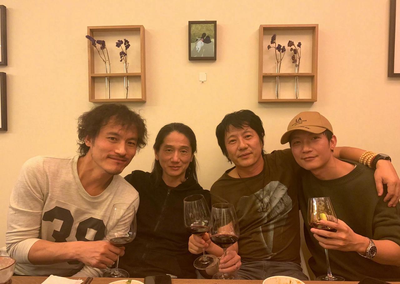 郑钧帮唱陈楚生摇滚千里走单骑！
这真的是摇滚老炮。
据说陈楚生的帮唱嘉宾郑钧行程