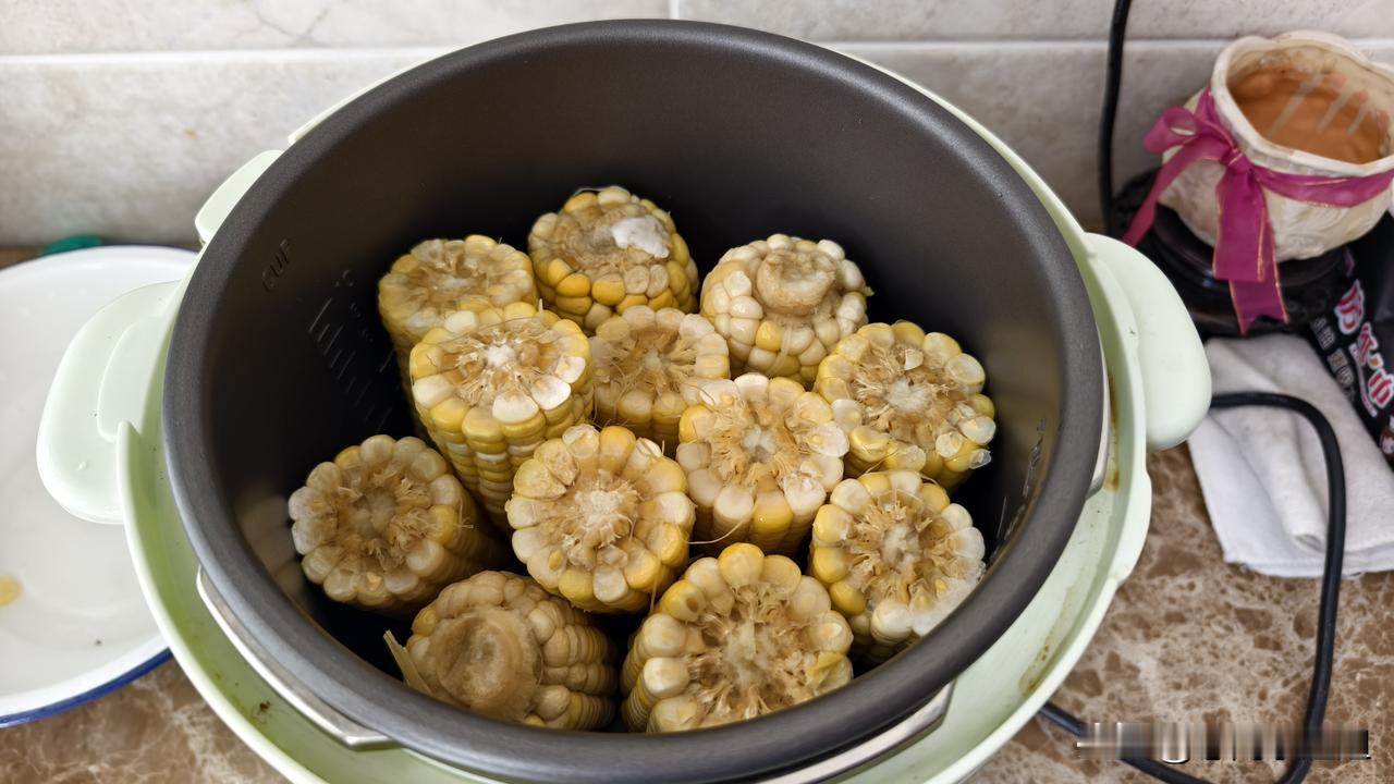 我烀了一锅玉米，还是这样放装的多。你能不能猜出这是几穗玉米。提示，一穂顶一穗半。