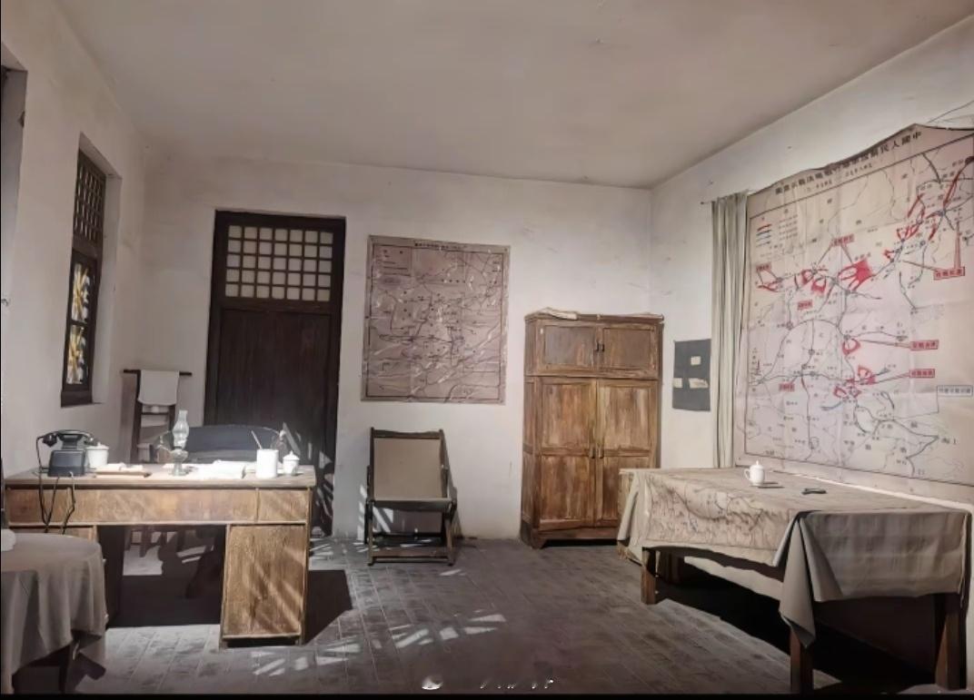 教员在西柏坡的办公室，陈设极为简单，正是在这里，他指挥了震撼世界的三大战役，（总