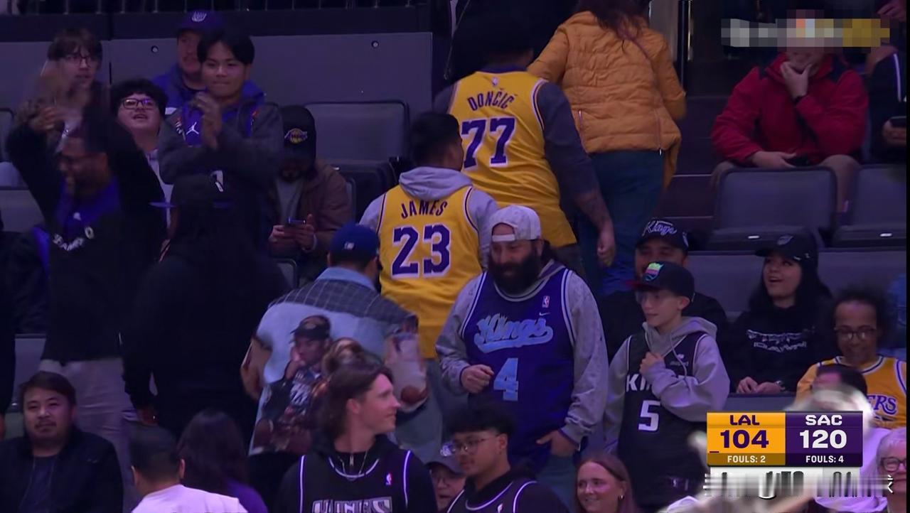 在今天湖人客场挑战国王的比赛中，发生了让人特别心碎的一幕。当时比赛进行到了第四节