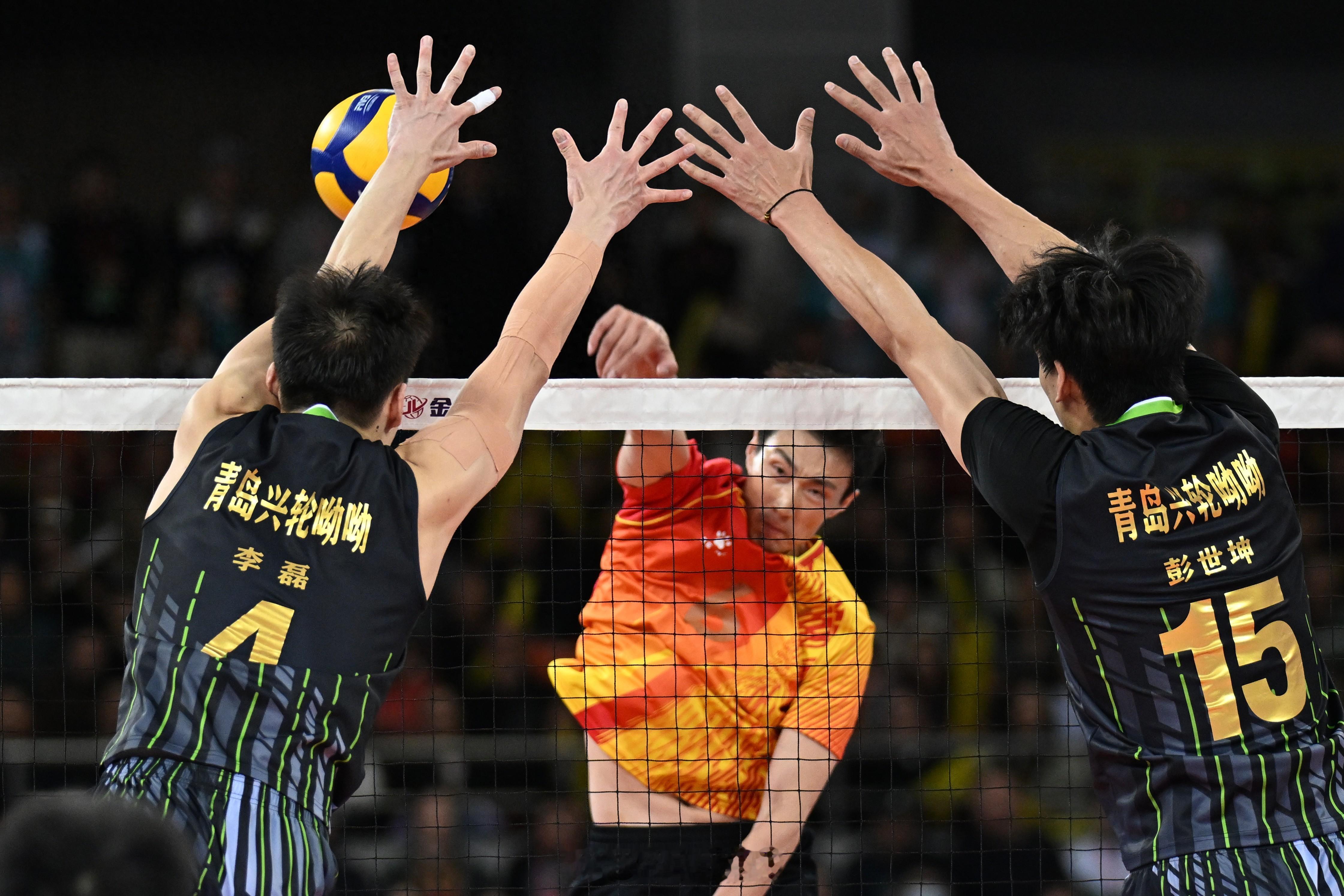 组照续二：11月20日，在广东江门举行的 排球男子成年组冠亚军决赛中，山东队3比