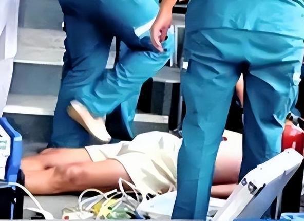 2014年，郑州老人乘公交，因小伙不肯让座连扇小伙4巴掌，不料心脏病发当场猝死，