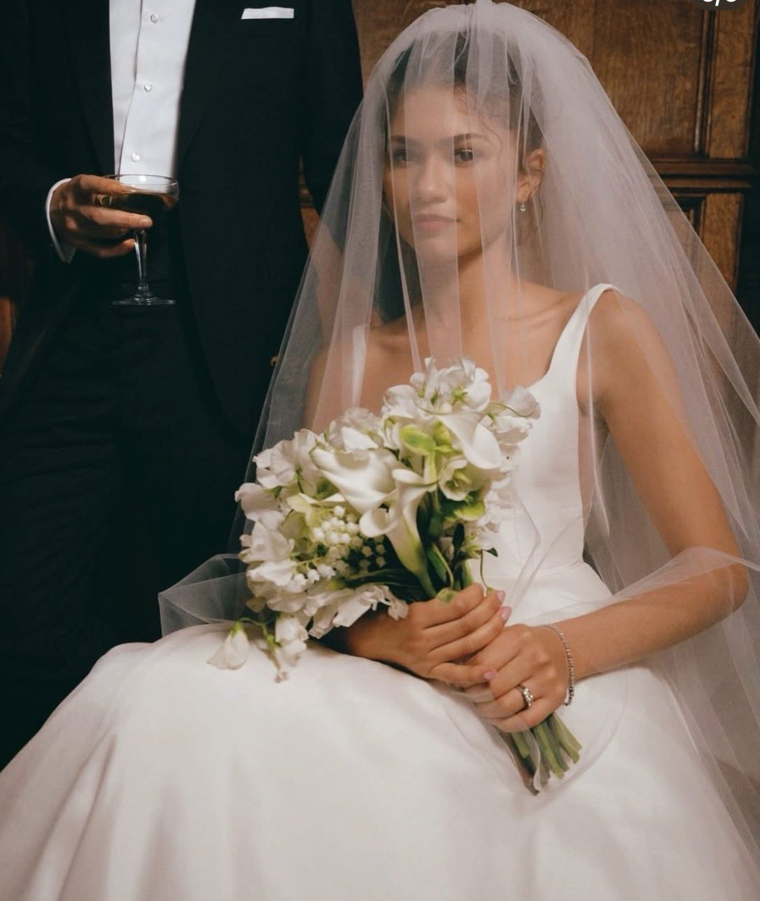 赞达亚和罗伯特·帕丁森为宣传《爱情抓马》，为Vogue拍摄一组婚纱照 