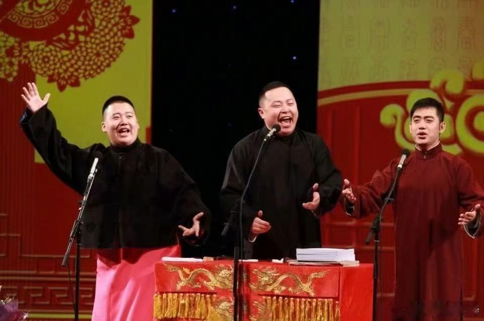 孔云龙是郭麒麟背后的男人  斗笑社 谁能想到，孔云龙在《斗笑社》一上场就开炮，锐