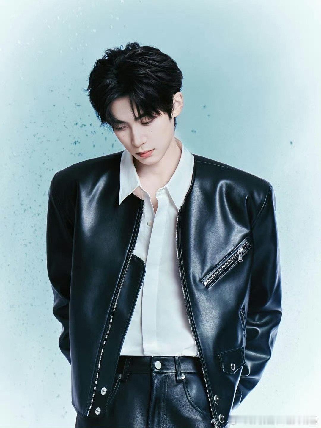 梓渝ins皮衣四宫格杀疯了！帅到失语awsl，每一张都戳中审美暴击 