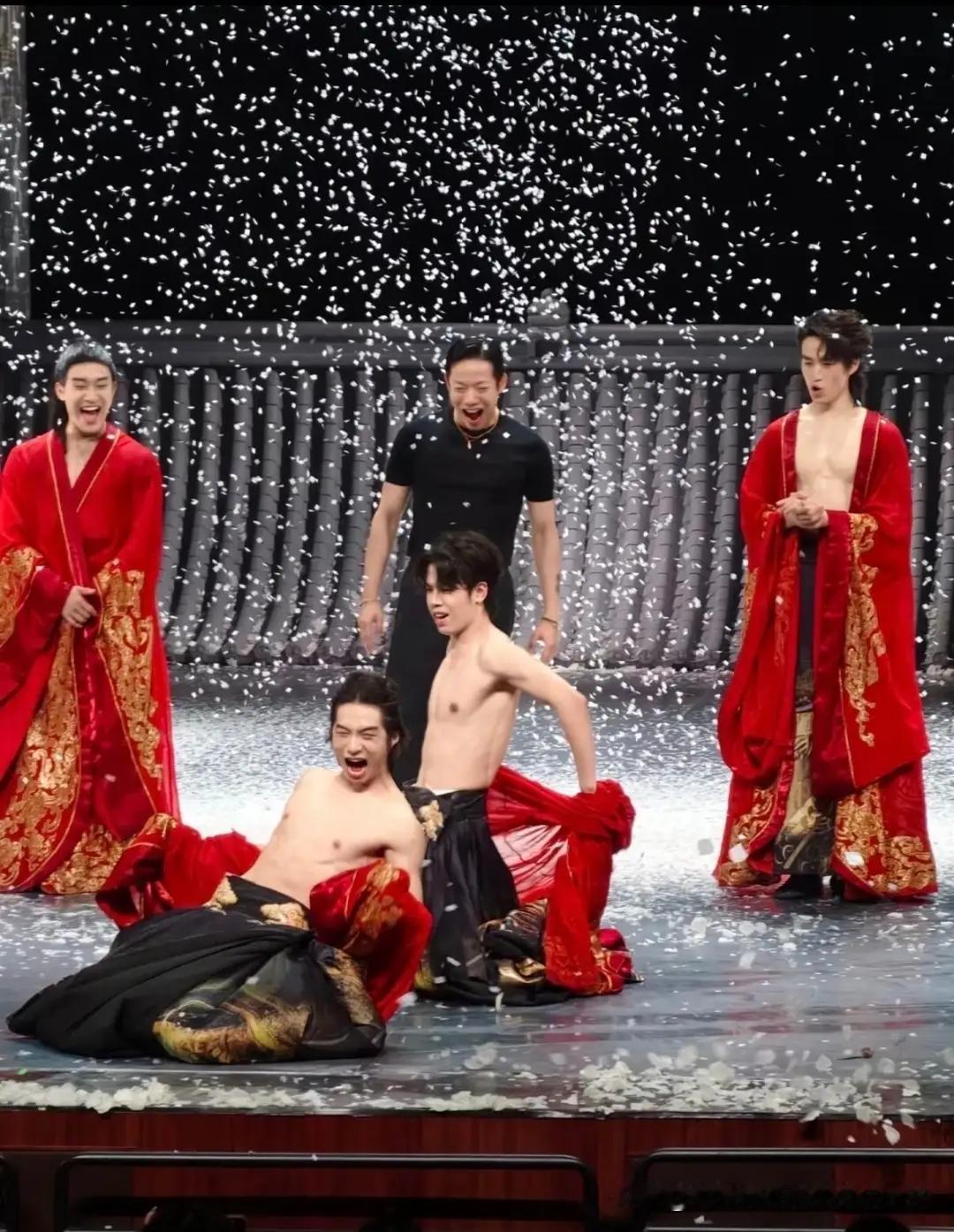 擦边表演真不可取啊，这官方屡次点名批评。
这在最近有个叫“公狗剧场”的表演团体，