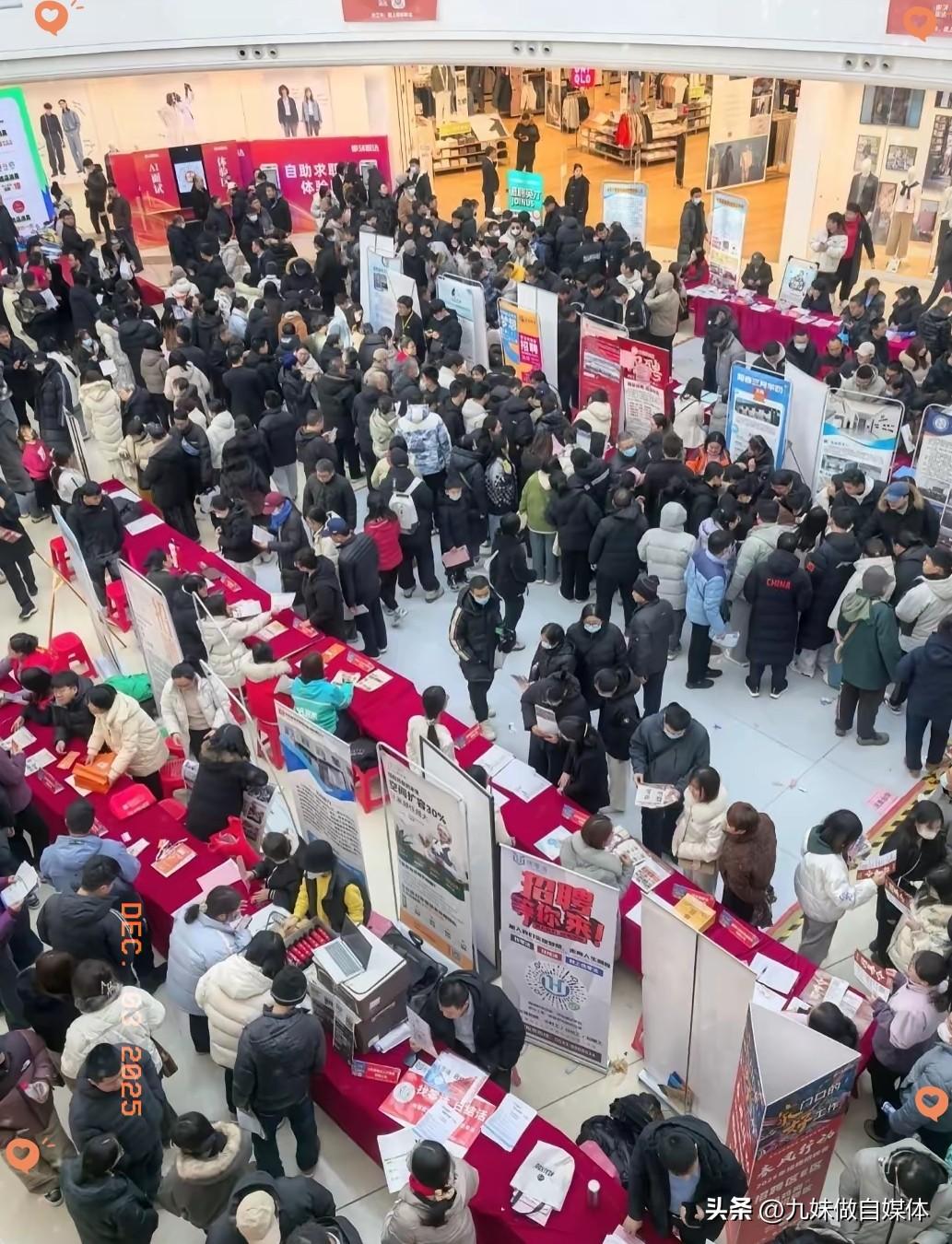 奉劝大家一句，
最后两个月宁愿在家休息，
也不要出门找工作，因为现在的招聘
都是