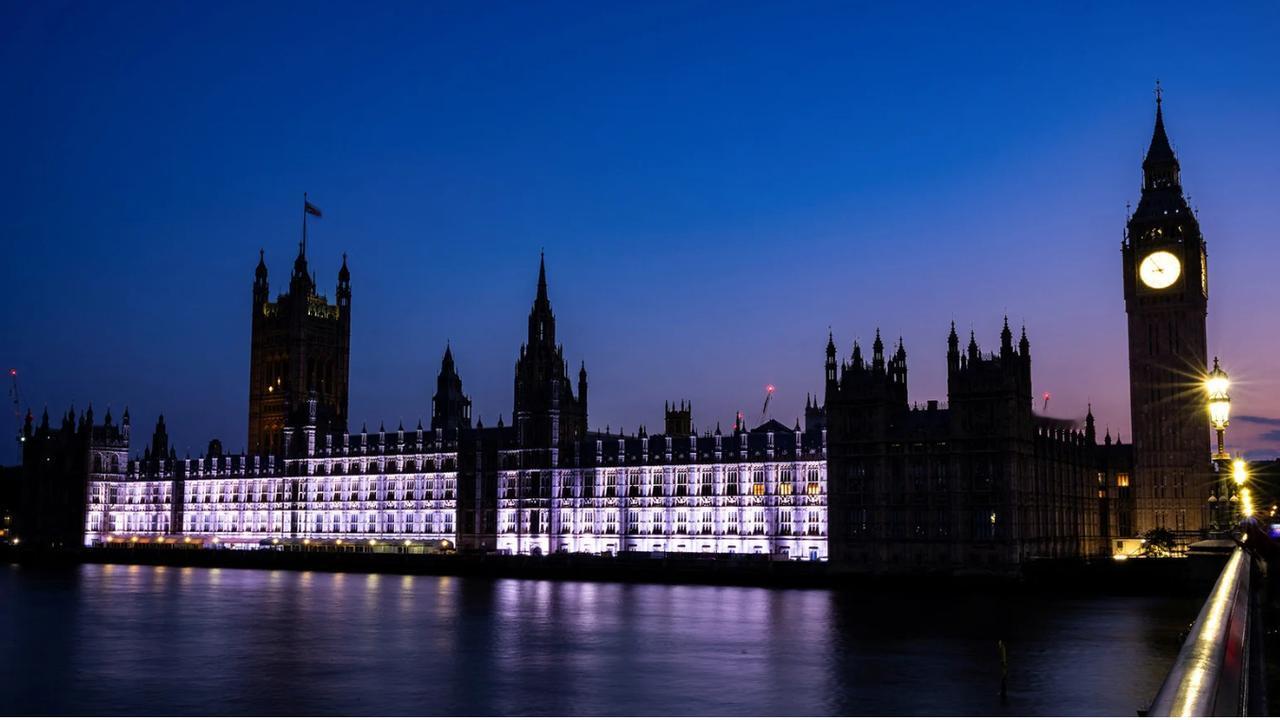 英国临时关闭驻德黑兰使馆
 
据塔斯社伦敦1月14日电，英国政府一名发言人表示，