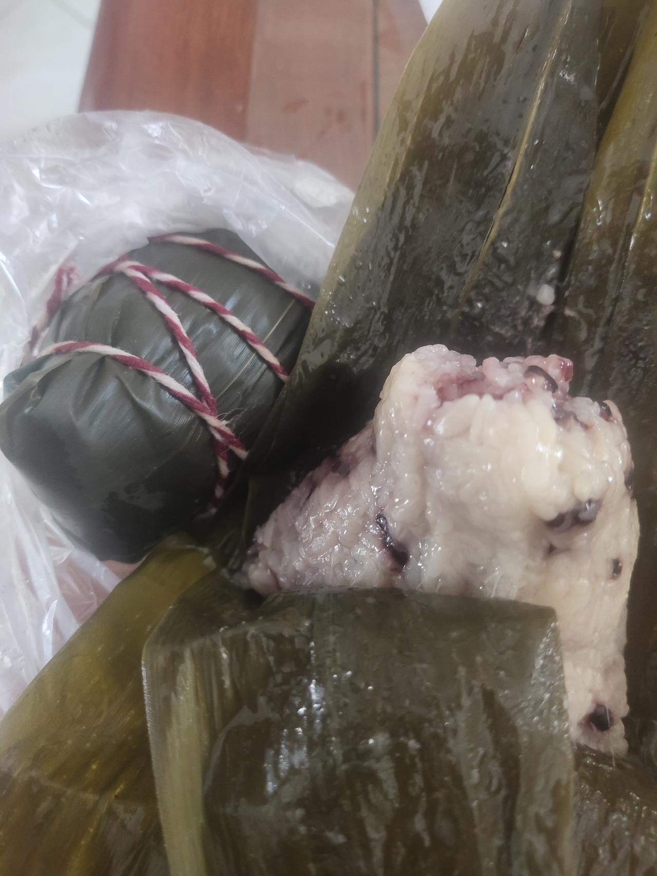 今天中午，我没做饭，倒不是偷懒，纯粹是馋粽子了。在公园门口瞅见个卖粽子的摊儿，2