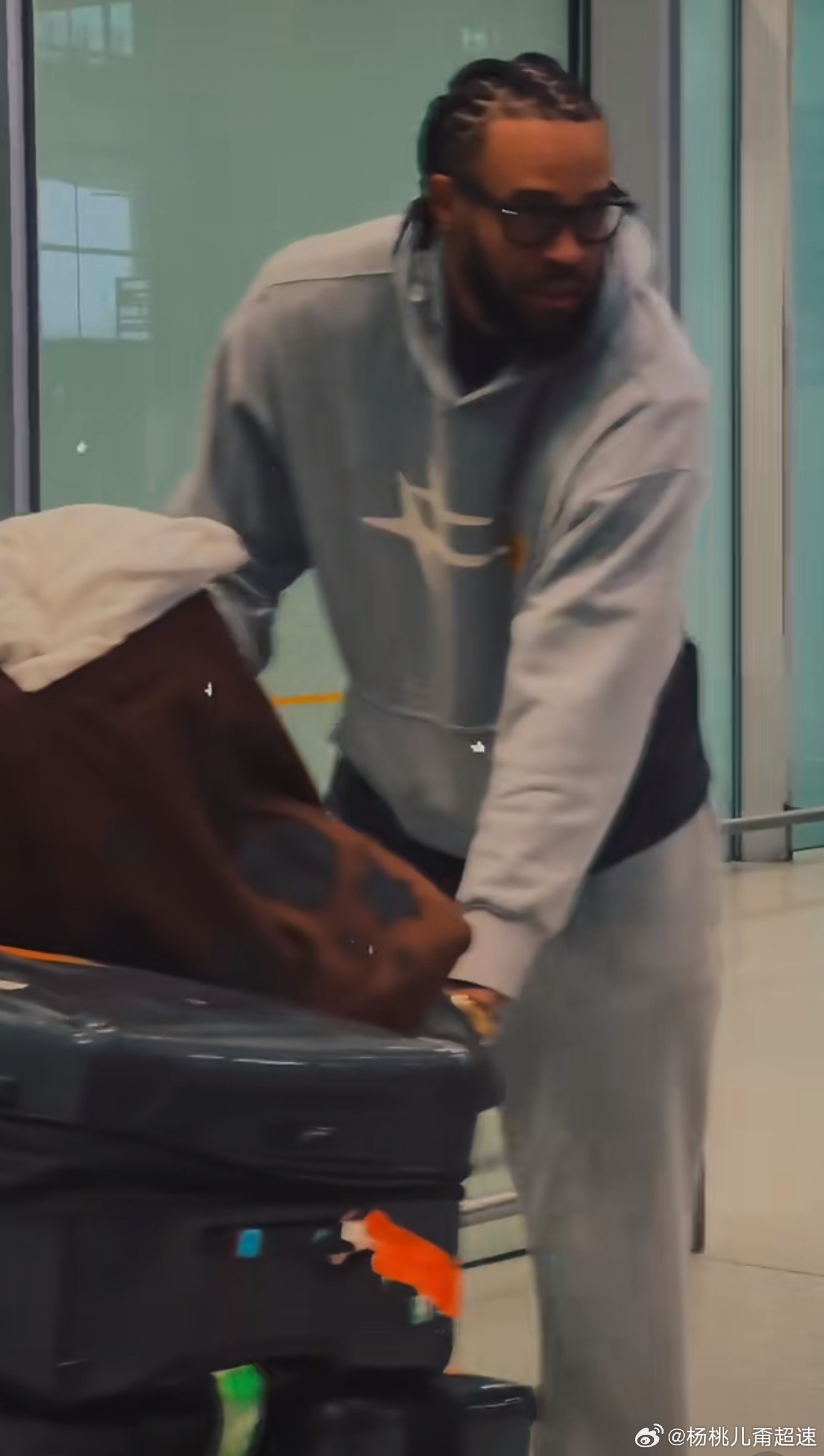 今儿中午 大麦基到北京了~过几天CBA新阶段开打大麦基对大白边儿 4.12提上日