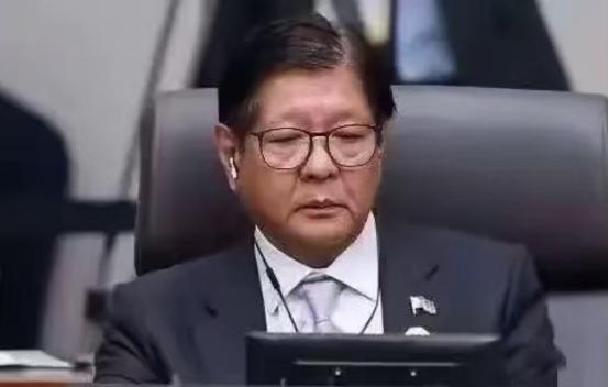 菲律宾干了件全世界没一个国家干过的事。
他们直接宣布，国家进入紧急状态，不是因为