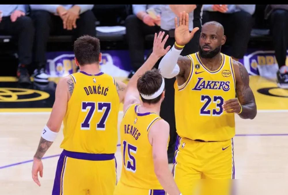 “谁是爹？”这句羞辱，竟是交易浓眉的导火索。
2025年2月2日，佩林卡电话打