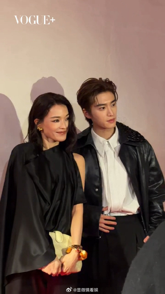 舒淇张康乐G社生图时装周G社生图直出！状态稳稳令人安心～合照里老钱风豪门姐弟的氛