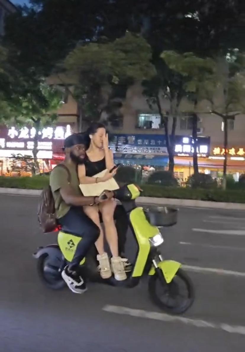 她居然还会不好意思？