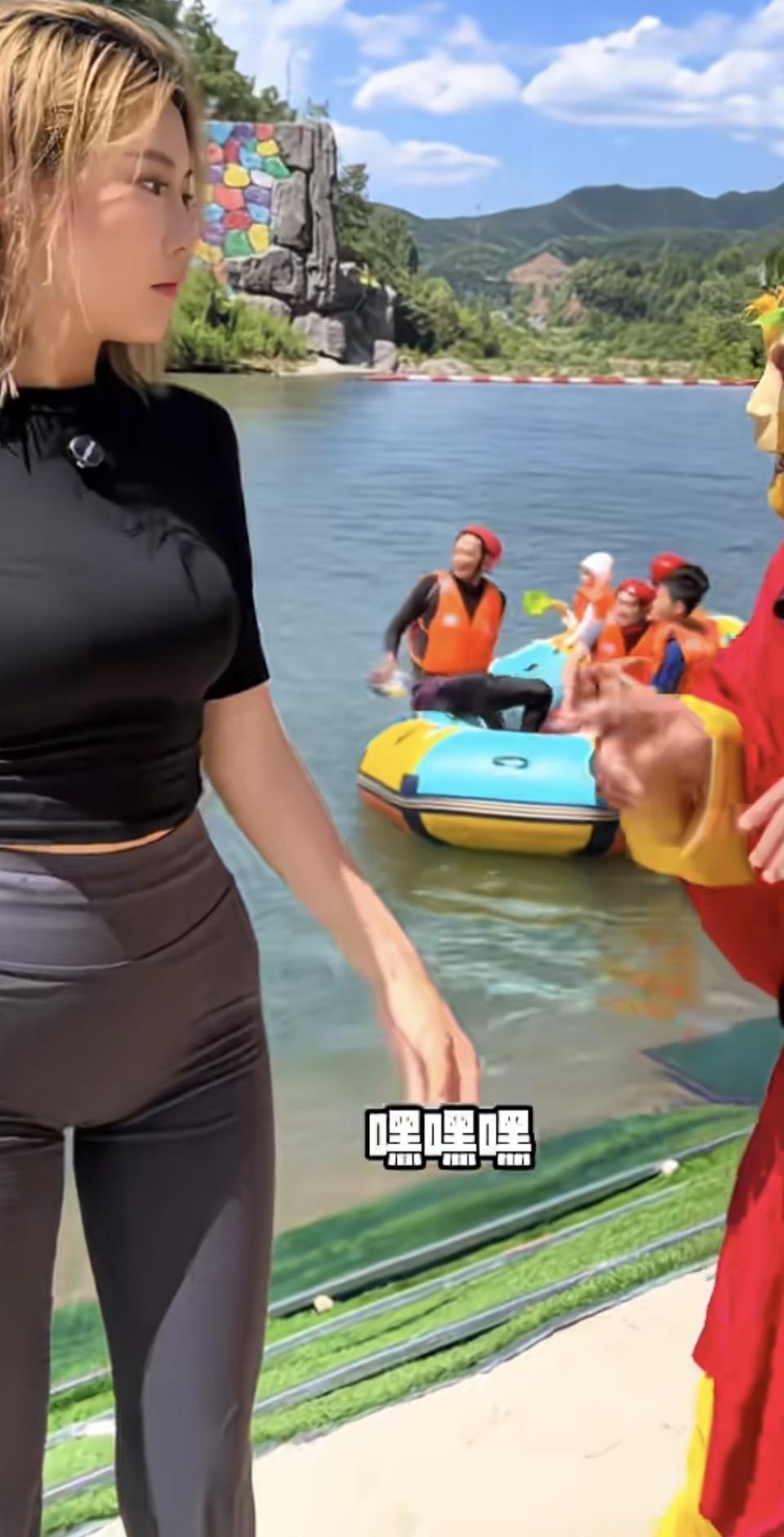 轻舟荡漾水中央，笑语盈盈意自长。