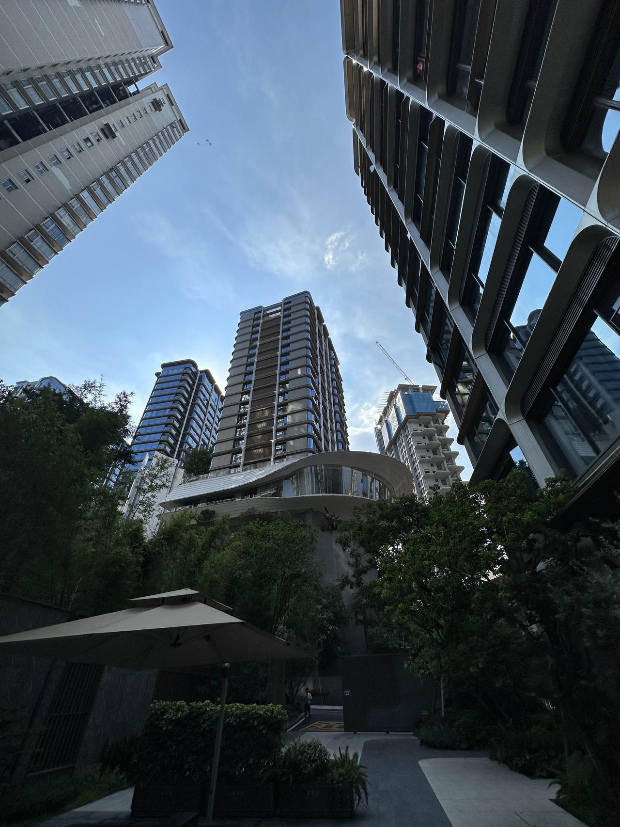 重庆顶豪小区的归家大堂！
垂直构造，高差近30米。
LG是平层，
-1层是会所，