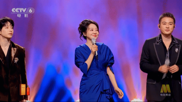 湾区升明月 闫妮想跳一段的，无奈欧豪彭昱畅呆呆不配合[哈哈][哈哈] ​​​