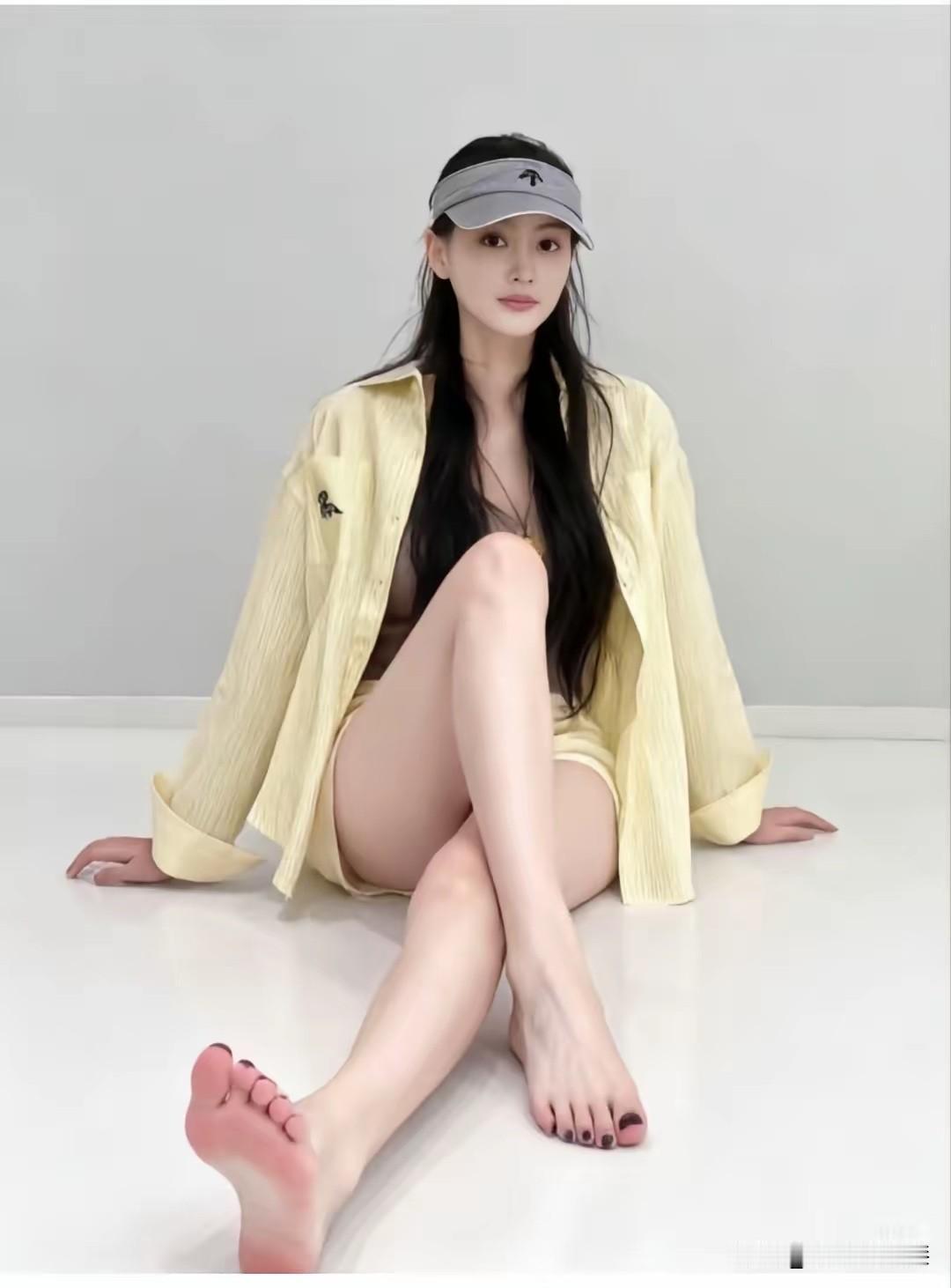 俗话说“光脚不怕穿鞋的”，我就喜欢光脚的，尤其是漂亮的女生！