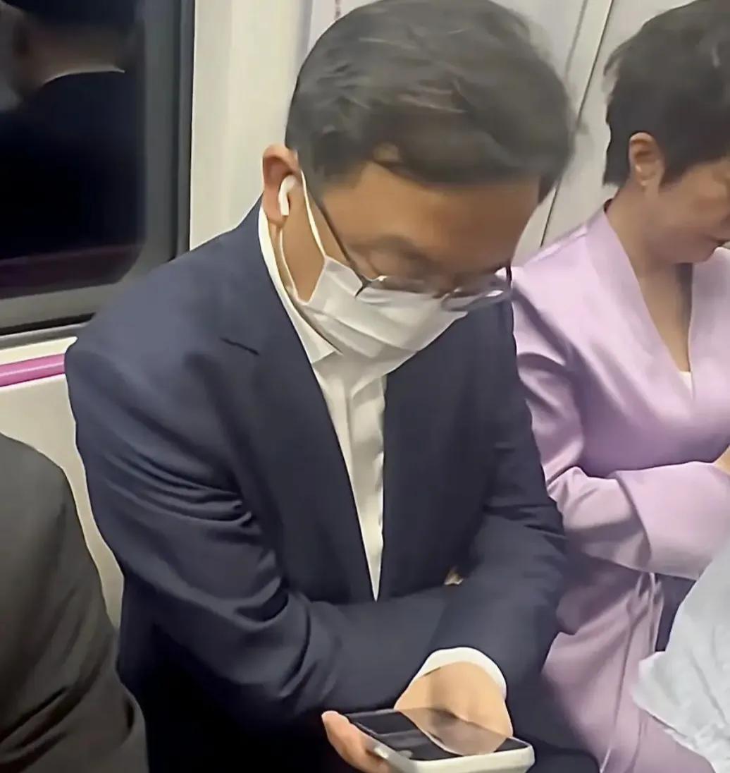 朴素而不张扬，坐拥千亿身家的王传福和妻子挤地铁参观比亚迪车展
坐拥千亿身家，王传