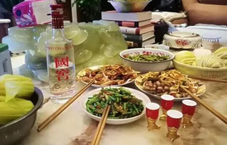 同学聚会，酒足饭饱去买单，账单竟然多了两瓶白酒国窖1573。大家提出质疑，店家的