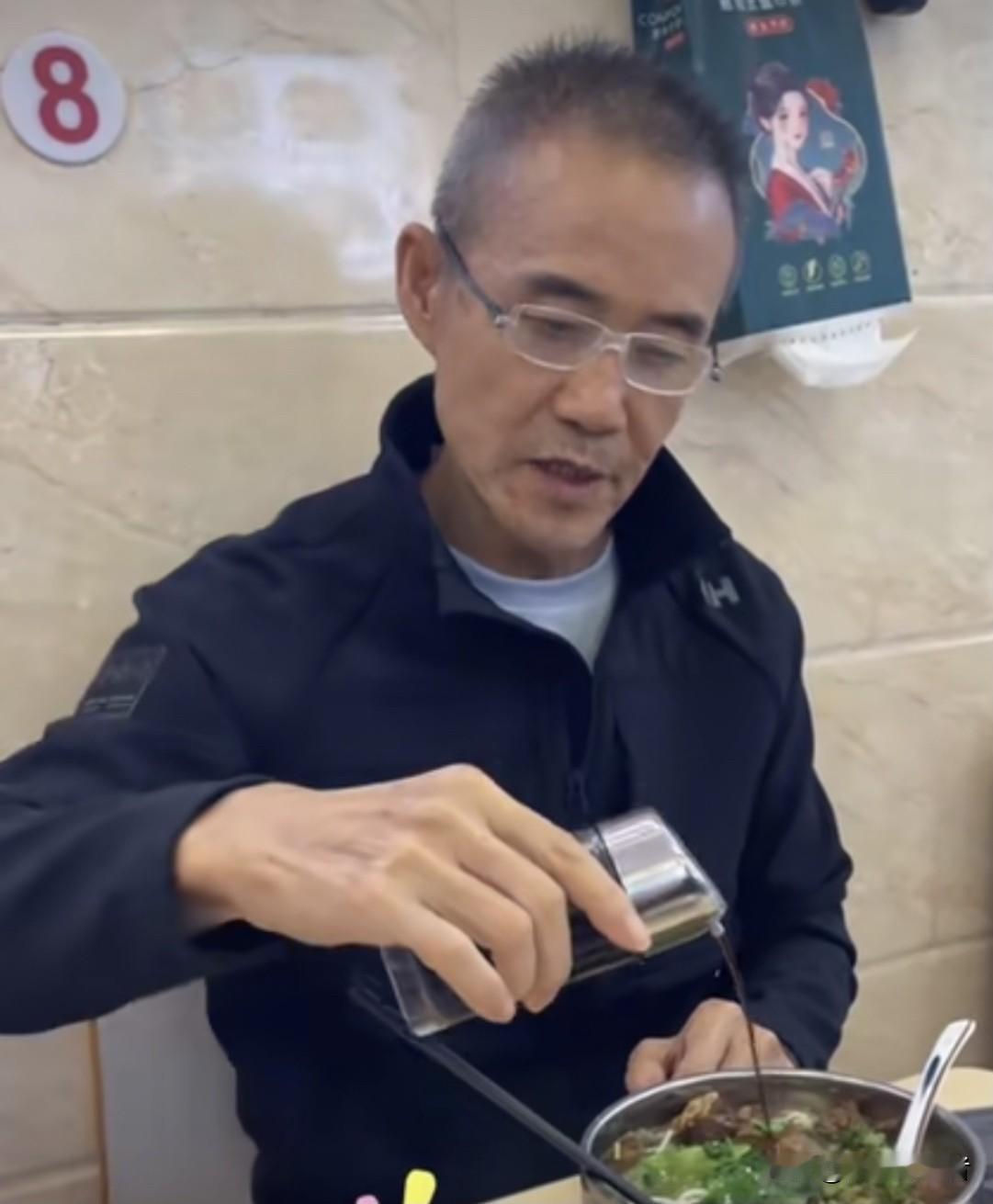 王石很接地气，你看他昨天晚上逛大梅沙村，先去村里开了30多年的小饭馆安静的吃了一