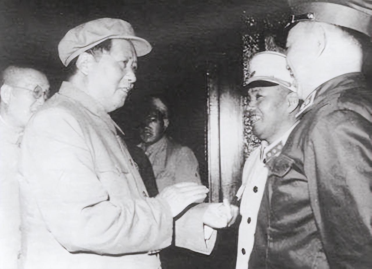 [微风]1973年，毛主席和许世友下棋，主席上来先走老将，许世友懵了，问道：您是