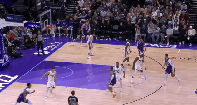 逐帧拆解：连续3场三双创队史纪录，镜头解析弩机传球技法图1弩机无球跟进过半场后接