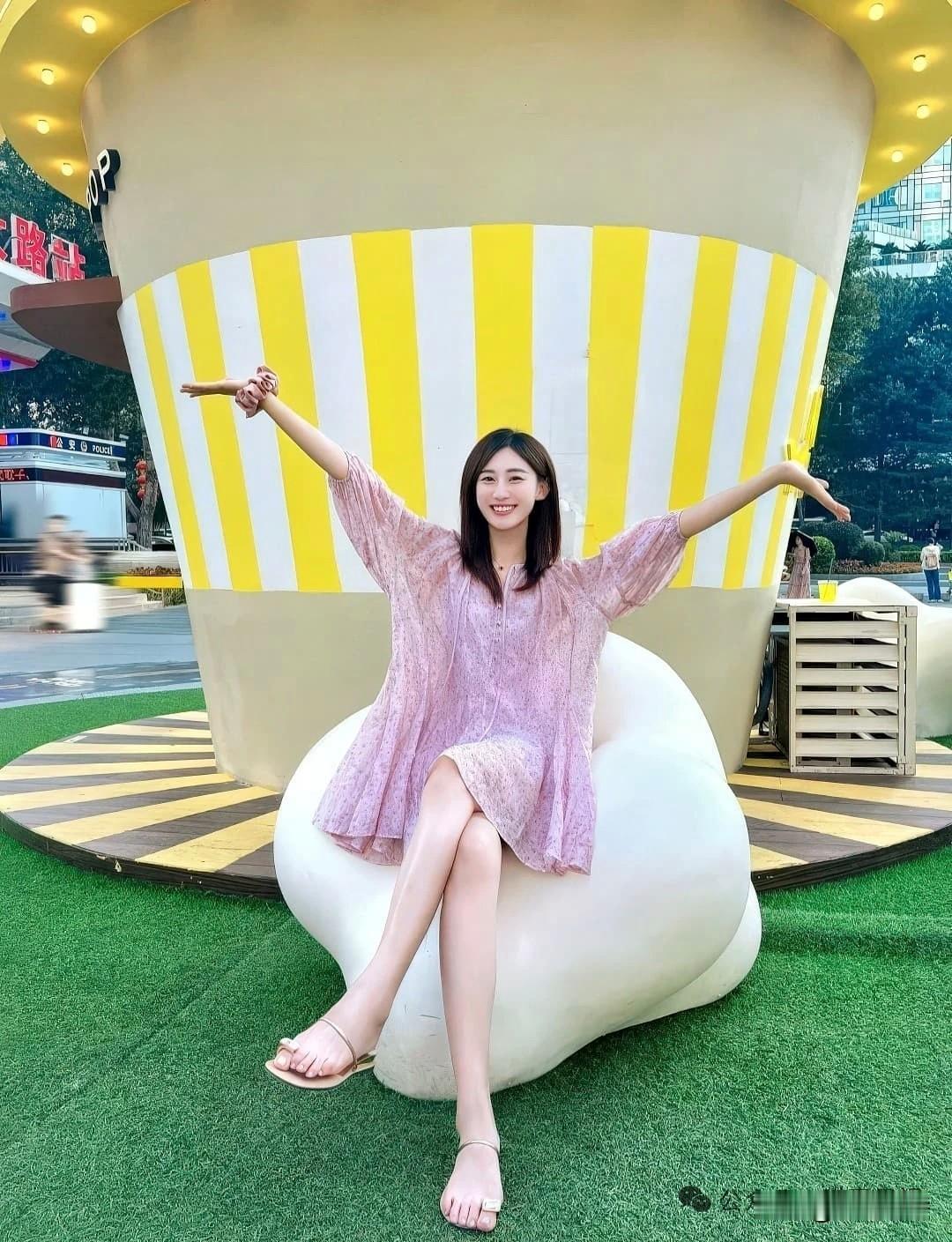 元气少女在巨型冰淇淋旁打卡，甜度满分！🍦😊什么样的穿搭可以成为气质女神?