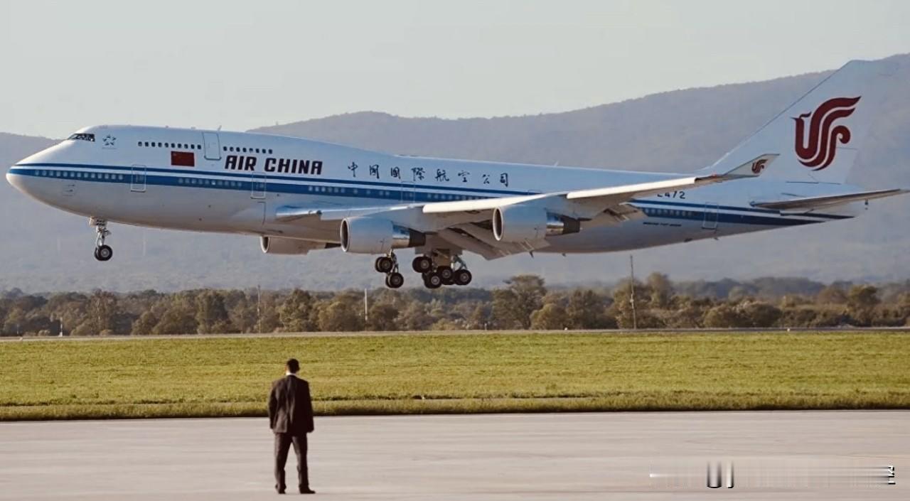 俄罗斯航空运输署刚刚发布消息，国航一架从伦敦飞往北京的客机因发动机出现故障、迫降