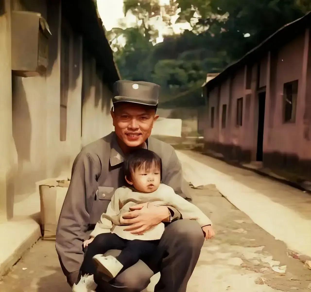 这是70年代初，国民党准主席郑丽文和她的父亲郑清辉——一位参加过中国远征军的国民