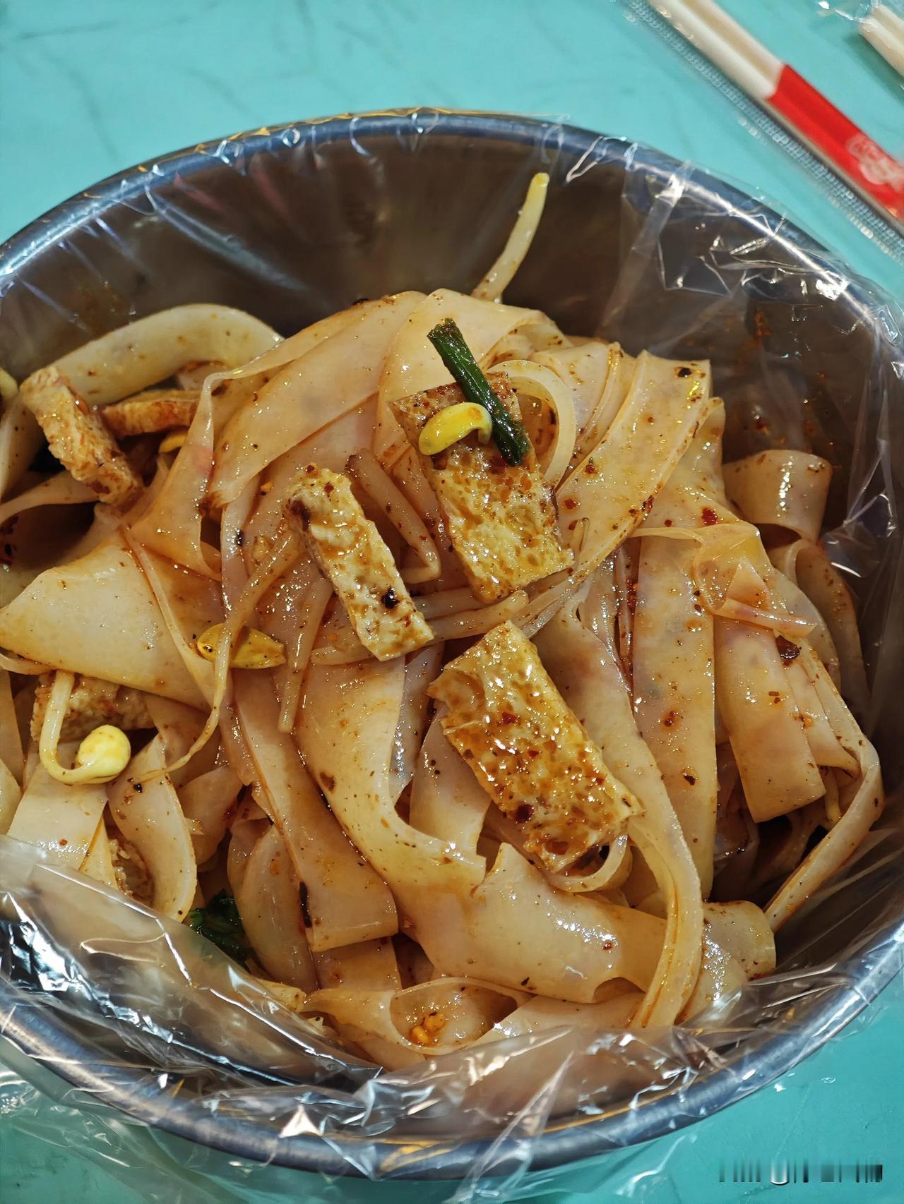 在联盟大桥南头铁五处市场夜市发现一家好吃的蒸面皮摊，具体在青葵幼儿园门口，老夫妻