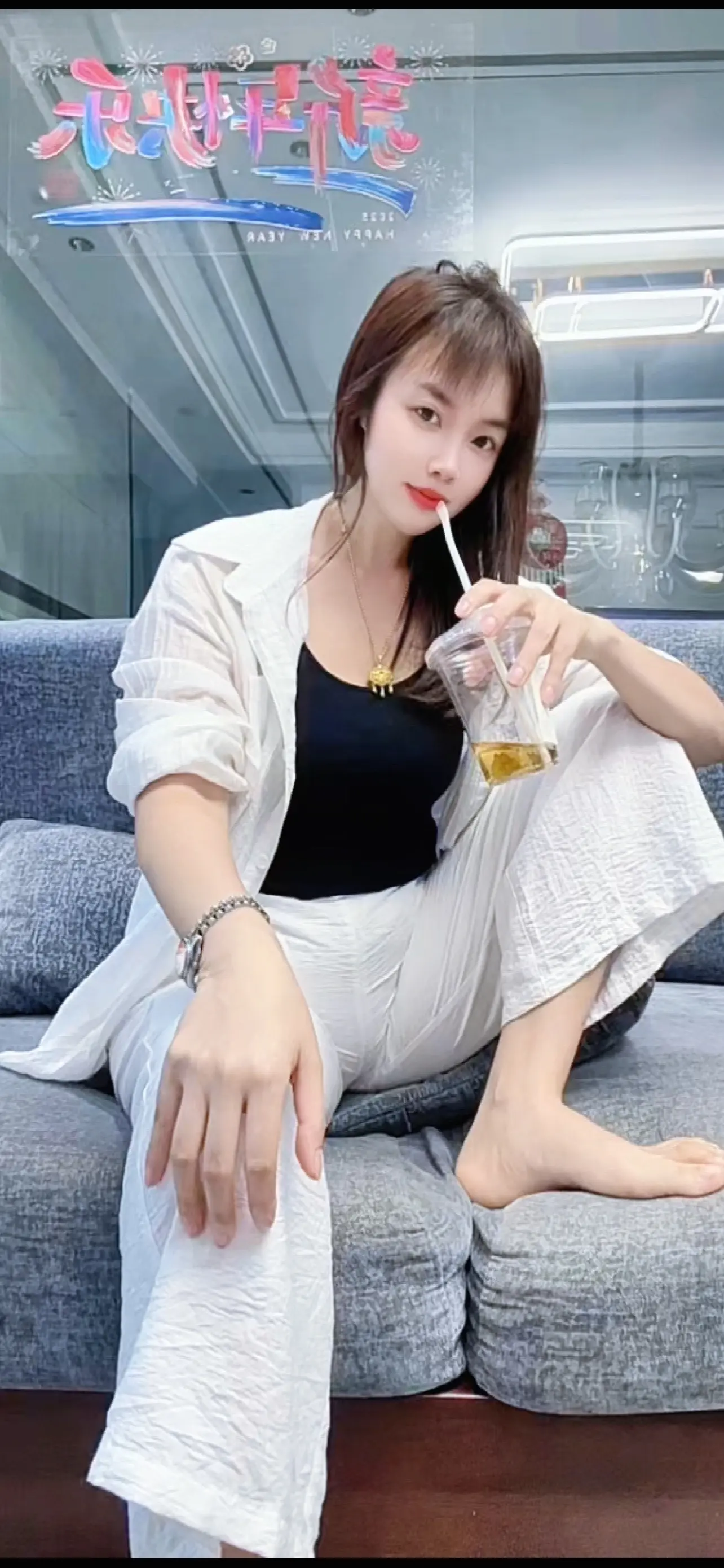 “见过世面的男人，不缺女人。见过世面的女人，不相信男人。看过世界的男人...