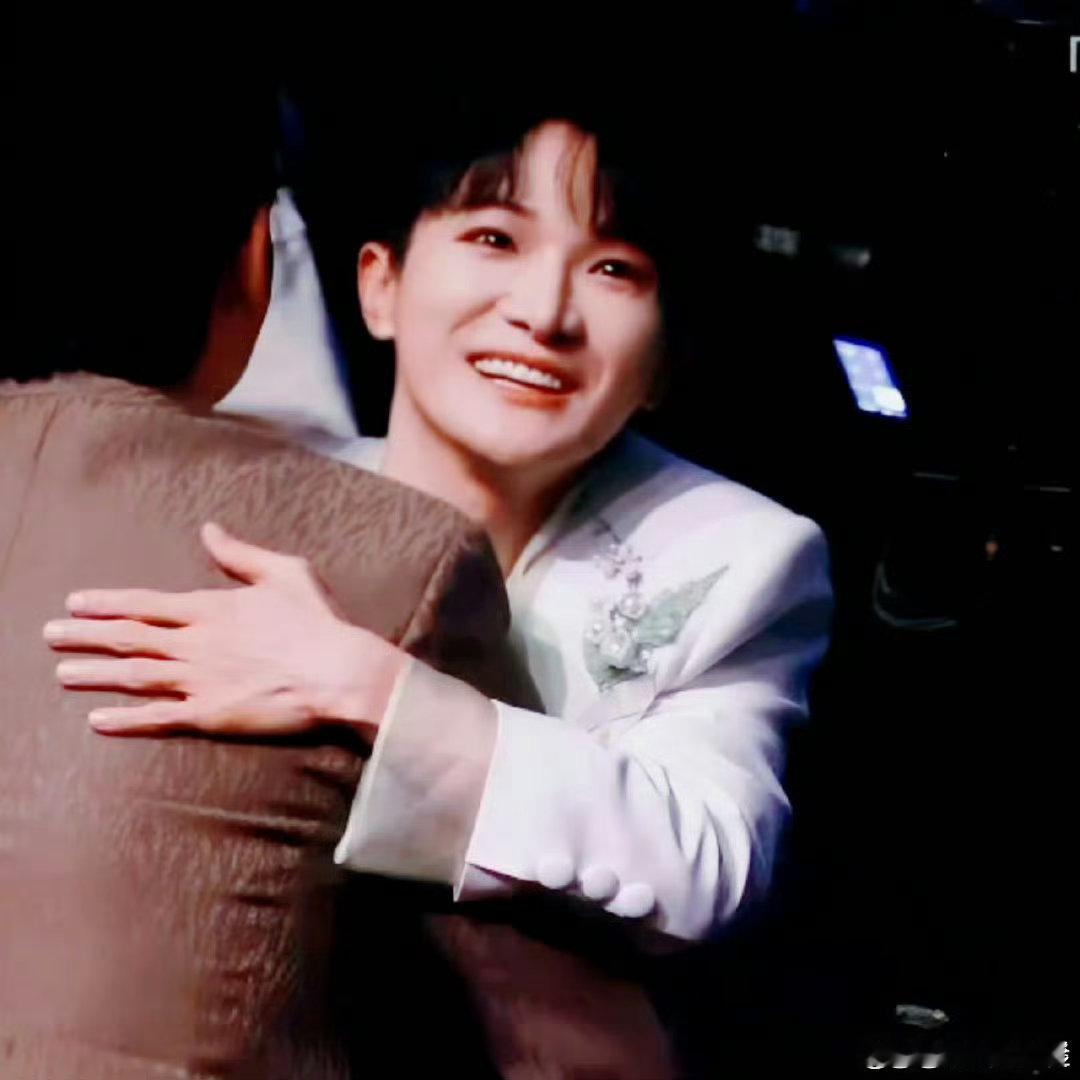 周深鞠躬送马东下台阅文IP盛典阅文IP盛典这一幕太戳人，弯腰鞠躬送前辈下台，刻在