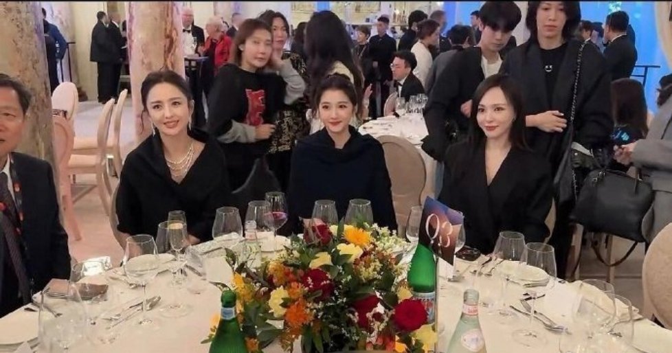 关晓彤和佟丽娅唐嫣坐一起气质被秒得死死的 ​​​