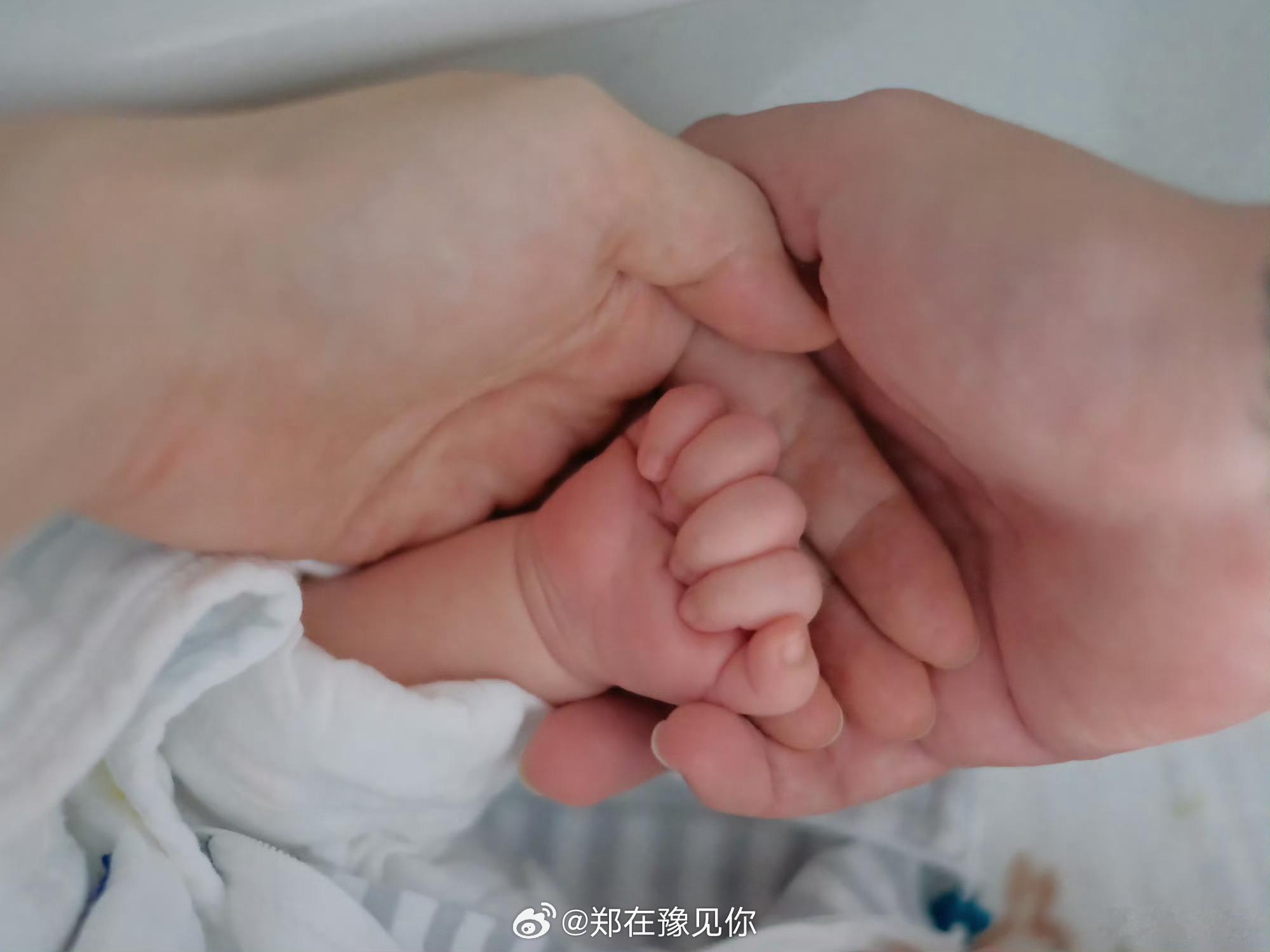 管泽元余霜一家三口合照管泽元晒出一家三口合照，官宣已升级当爸爸，女儿即将满月。从