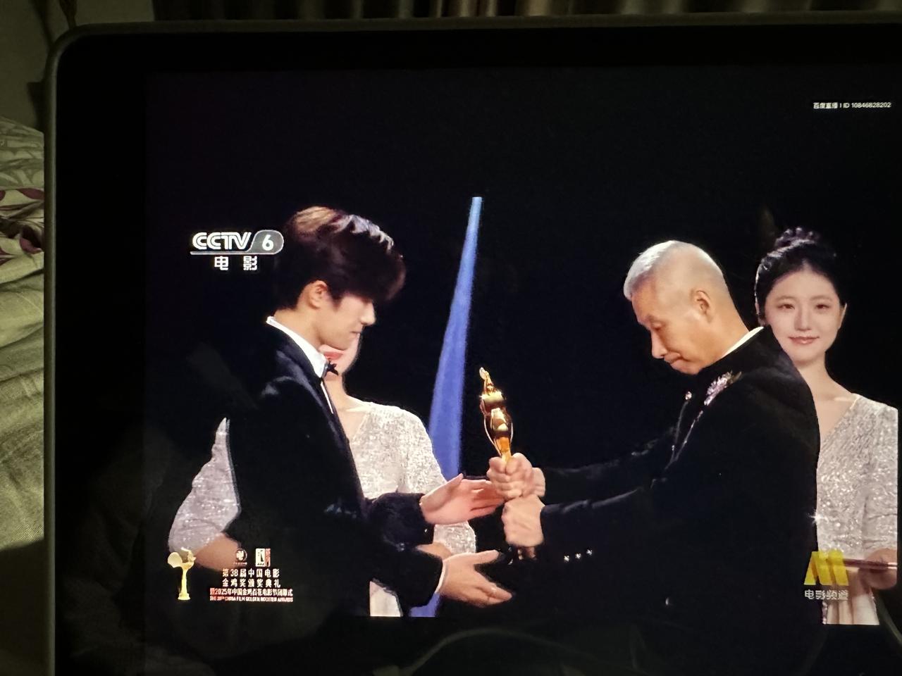 历经四次提名的易烊千玺终于斩获最佳男主角！
不容易啊，四次提名终于等到了。
24