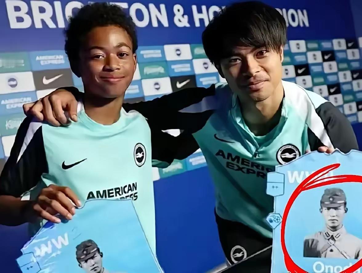 三笘薰竟然举这个人的照片，引发球迷愤慨。
     英超布莱顿俱乐部举办一个纪念