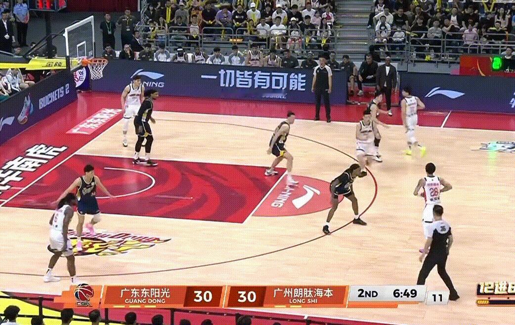 杜润旺这段时间完全副作用，防守成漏勺，篮板抢不到，空位三分又投不进，看得太头疼了