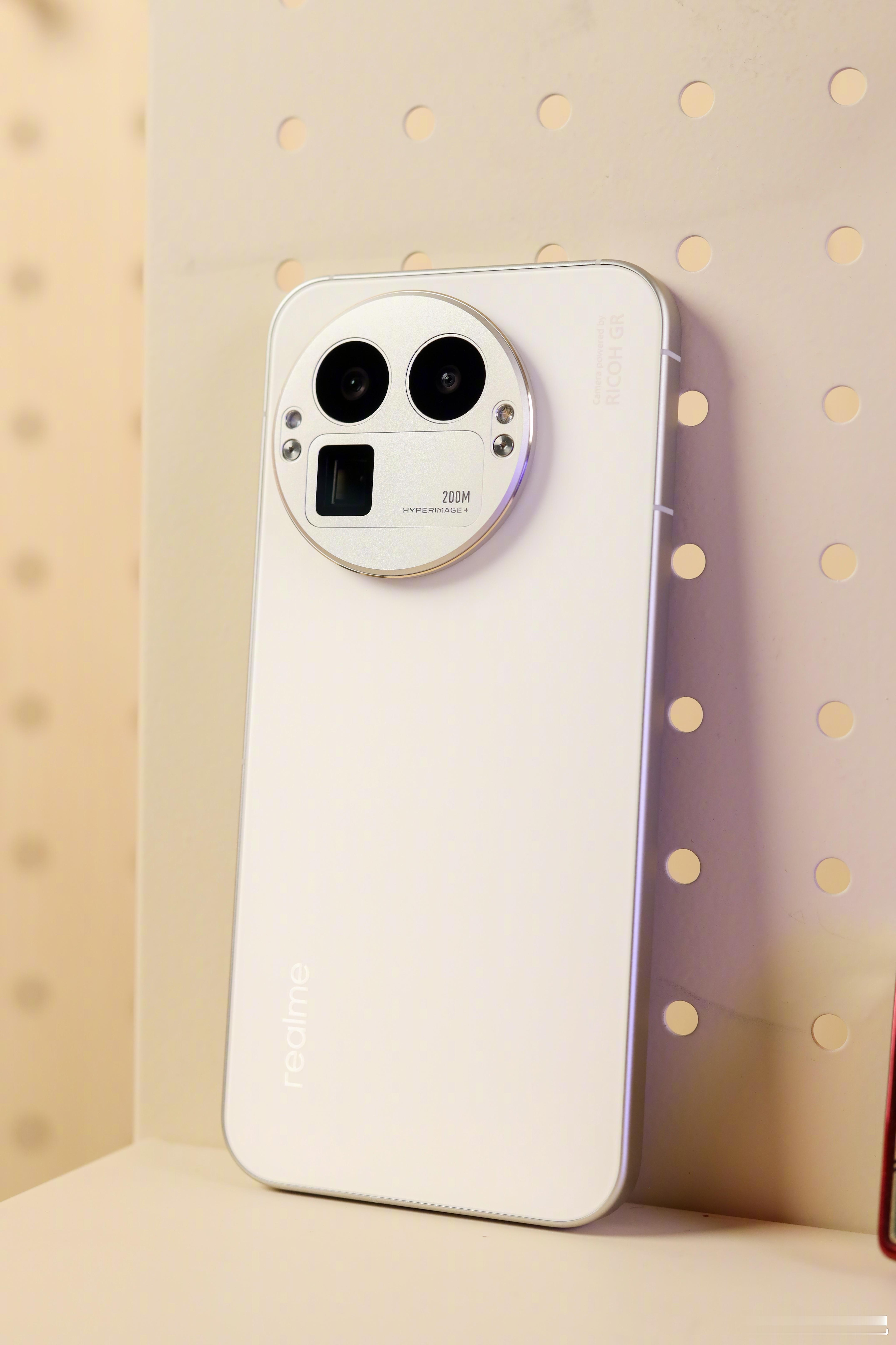 阿真掏心掏肺的新作，能拿到的全都掏出来了，甚至 2K 屏还比老大哥更高配，各位感