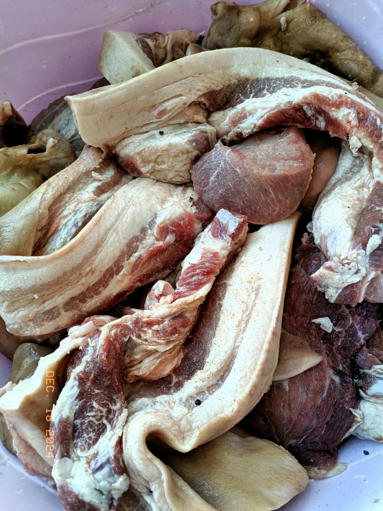 还有几天到冬至，要晒腊肉了！
今天早上去买了二十斤五花肉回来淹制腊肉。准备一瓶高