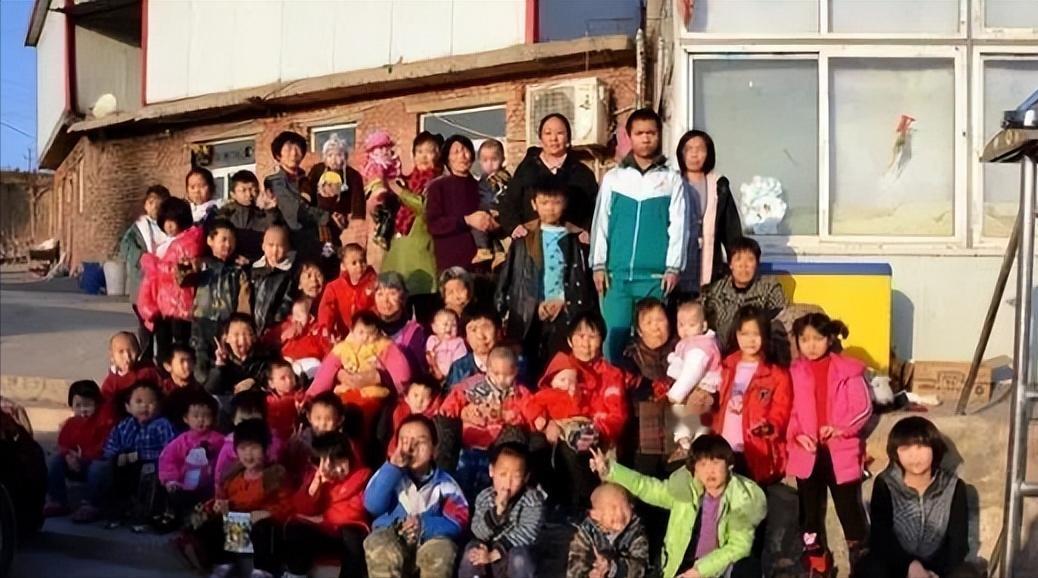 2018年，河北一收养118名孤儿的“爱心妈妈”，被警察带走了，调查后发现，她名