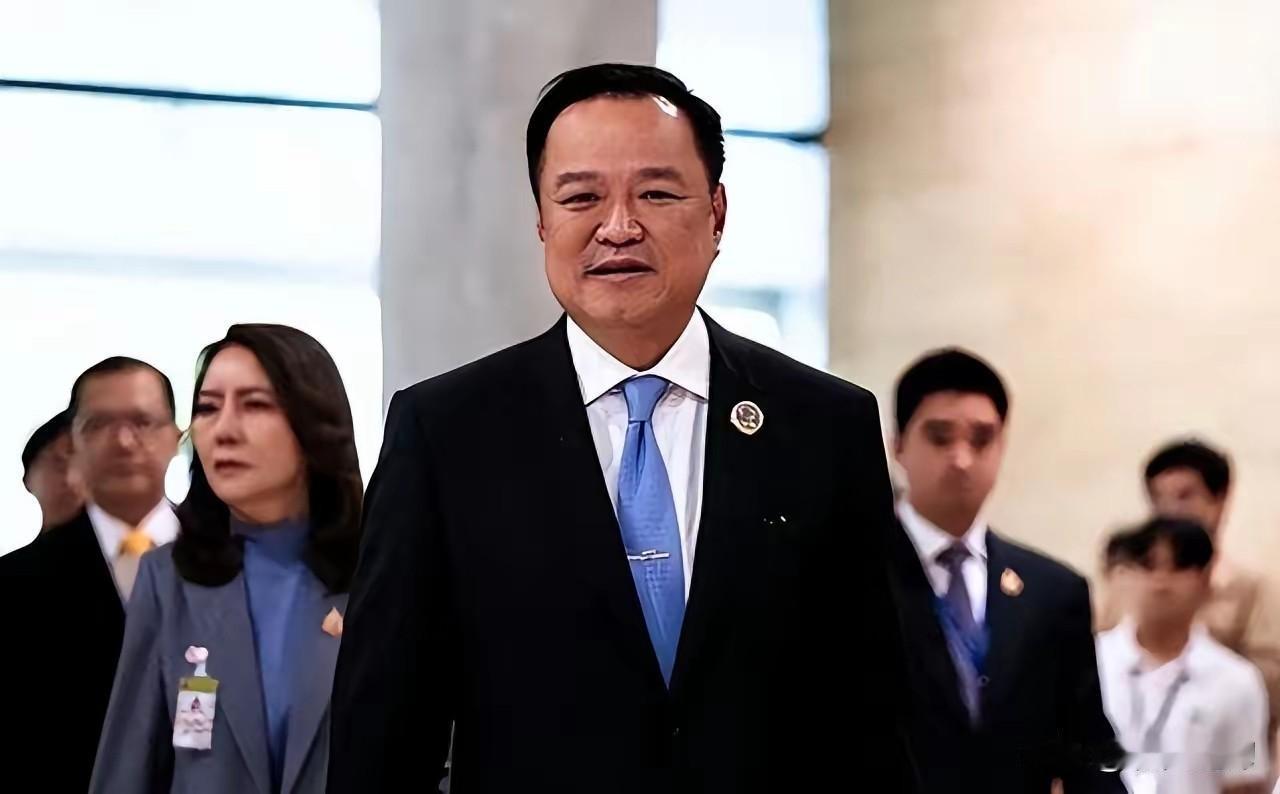 这消息也许来得太及时，自豪泰党阿努廷胜选。阿努廷，祖籍广东。
同日小日本高市胜选