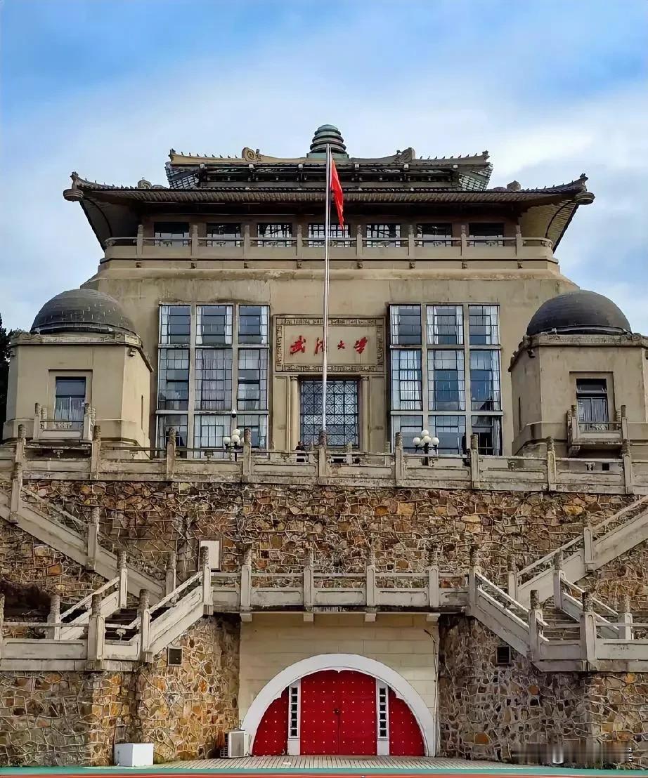 急于处分、迟于改错！在图书馆性骚扰这件事上，武大2次错误做法让人诟病。

杨某指