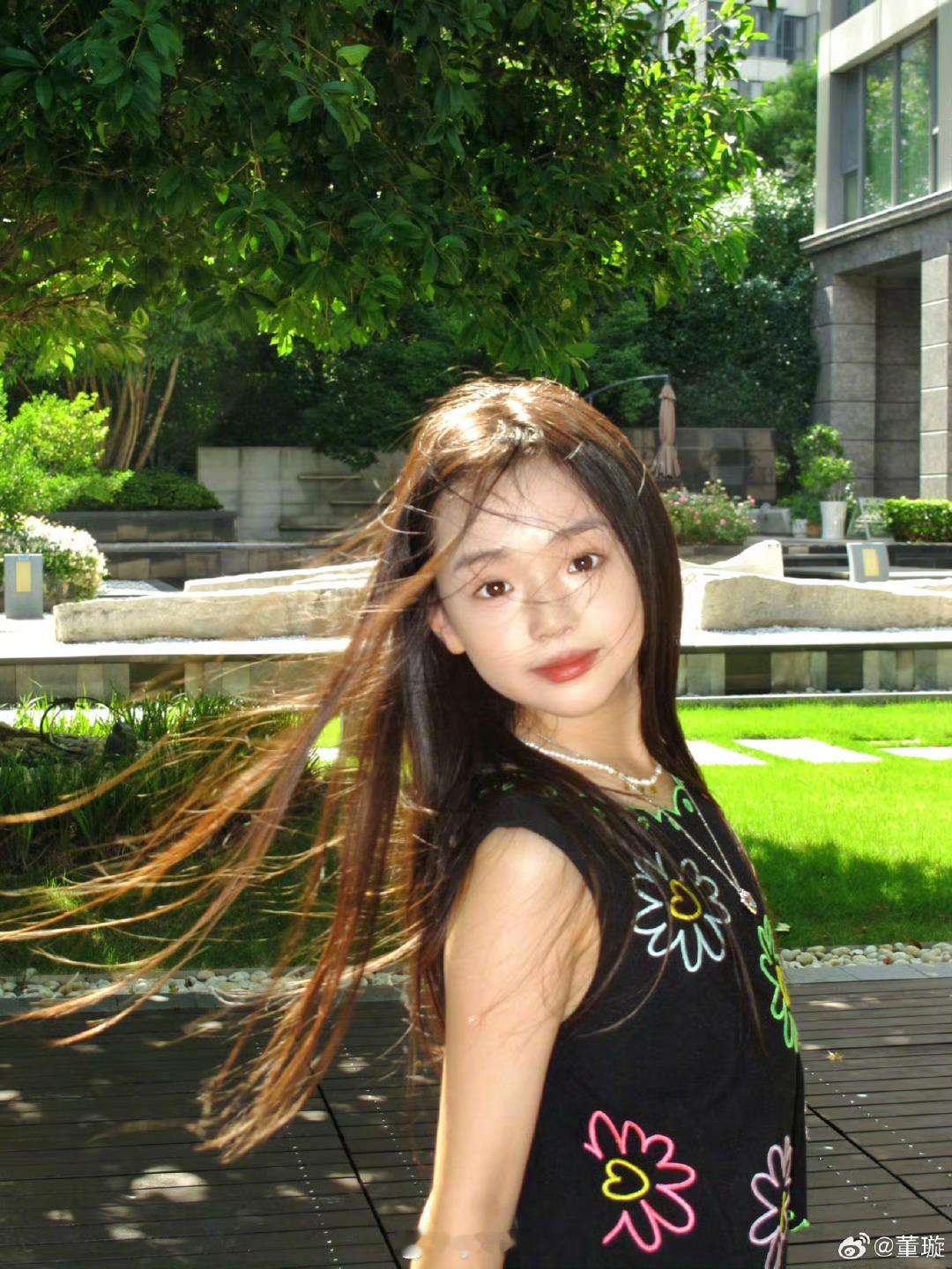 董璇女儿好看，不过他爸长得也不错就是了 ​​​