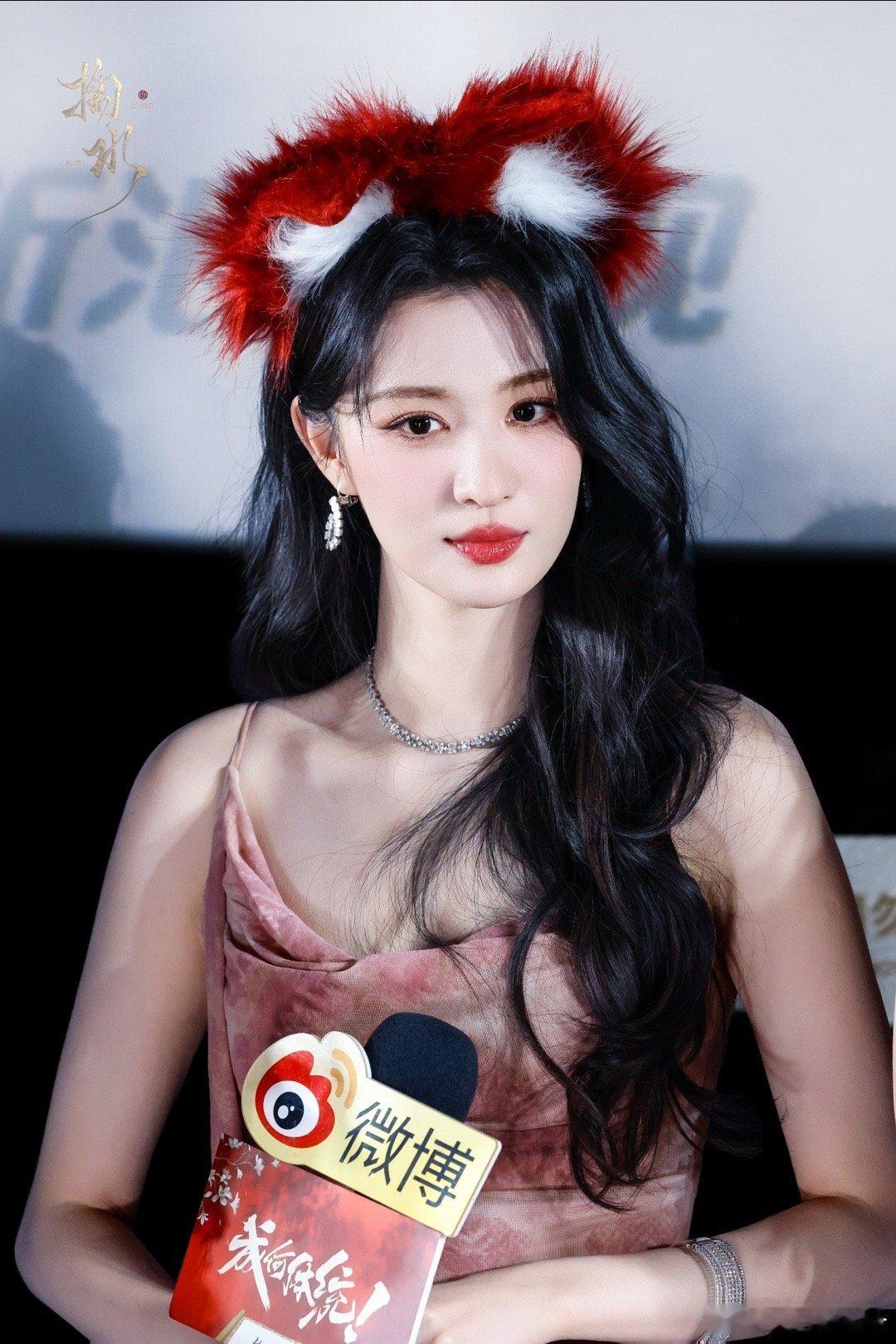 王楚然模仿妲己 被王楚然的妲己美晕毛茸茸狐耳加上一袭明艳红衣，又媚又娇不油腻，妖