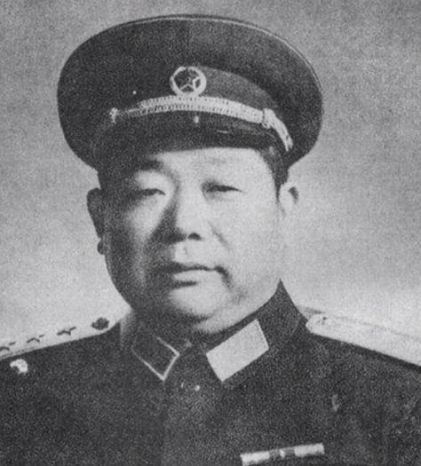 珍宝岛反击战期间，沈阳军区司令员陈锡联给前线将军萧全夫打来电话，命令他开火。萧全