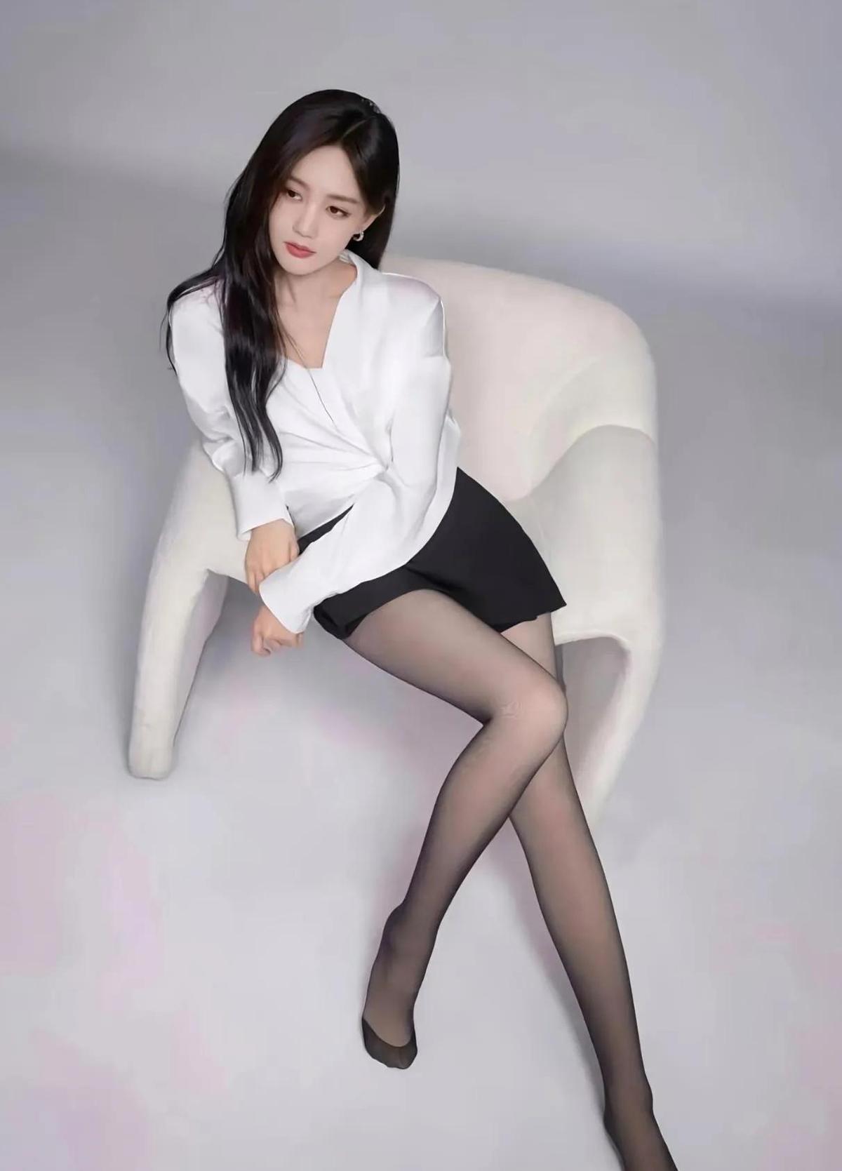 直接炸锅！
李一桐这组黑丝造型也太“杀”了吧？
以前总有人吐槽她长相清淡记不住，