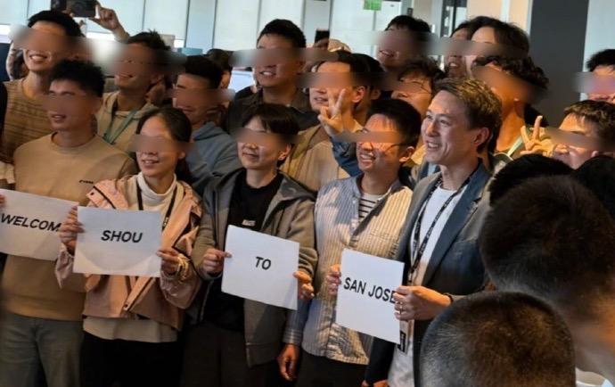 Tiktok CEO周受资工作结束回到办公室，与员工手拿着纸打印的“欢迎横幅”合