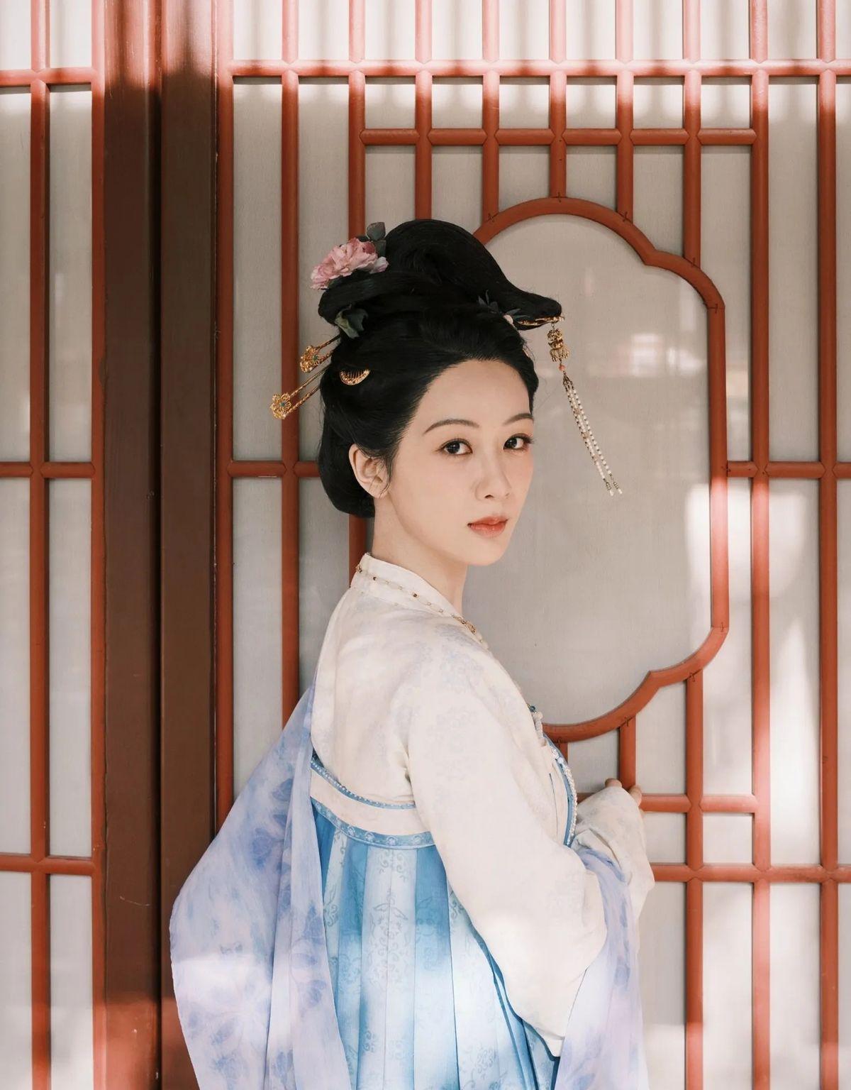 李现微博不晒自己角色，竟连发三张杨紫照片。


原来李现深知，对手演员优秀，剧才